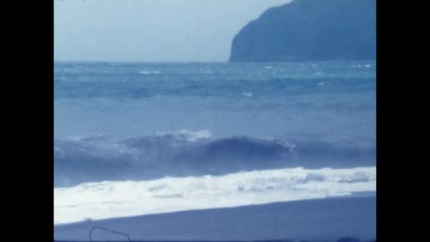Palinuro Ιταλία Ιούνιος 1970 Κύματα Της Φουρτουνιασμένης Θάλασσας Συγκρούονται Στην — Αρχείο Βίντεο