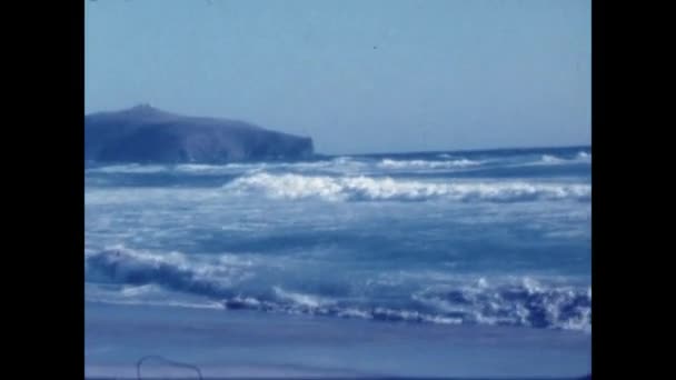 Palinuro Ιταλία Ιούνιος 1970 Κύματα Της Φουρτουνιασμένης Θάλασσας Συγκρούονται Στην — Αρχείο Βίντεο