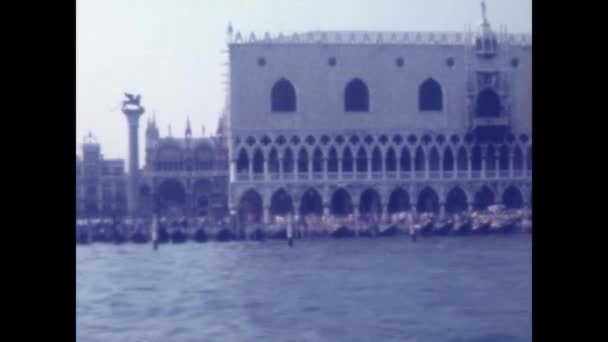 ヴェネツィア イタリア1970年6月 70年代のヴェネツィアの街の景色 — ストック動画