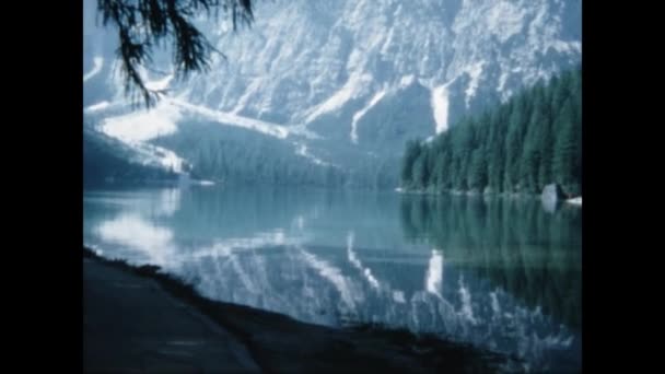 Dolomity Włochy Czerwiec 1970 Panorama Jeziorem Scenie Dolomitów Latach Tych — Wideo stockowe