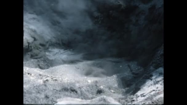 イタリア ドロミテ1970年6月 70年代の岩のシーンから蒸気が出る — ストック動画