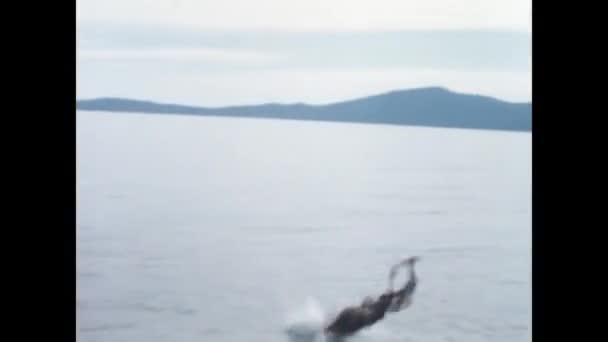 Mykonos Grecja Czerwiec 1966 Mężczyźni Bawiący Się Podczas Kąpieli Morzu — Wideo stockowe