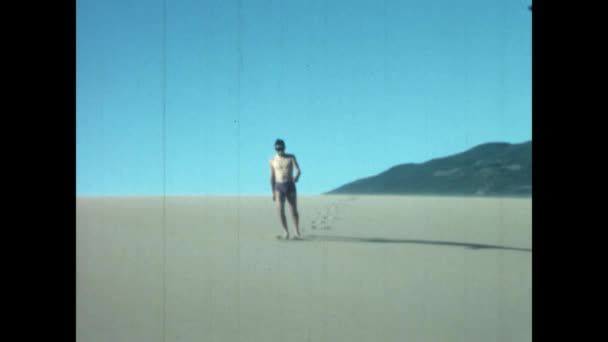 Mykonos Grecja Czerwiec 1966 Człowiek Chodzi Pustyni Latach Tych — Wideo stockowe