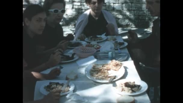 Mykonos Grécia Junho 1966 Almoço Família Restaurante Cena Férias Década — Vídeo de Stock