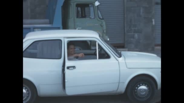 スペイン1977年6月 フィアット127歳のイタリアの象徴的な車70年代 — ストック動画