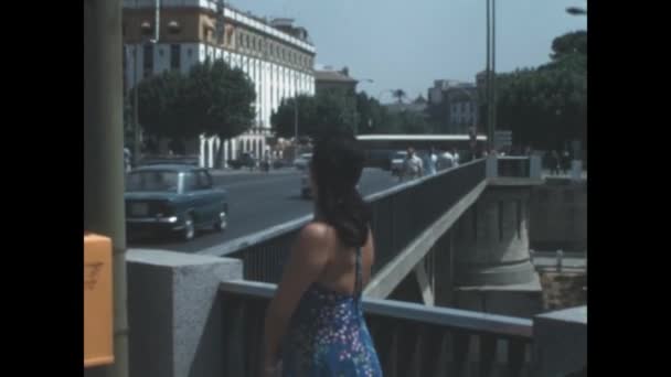Sevilla Spanien Juni 1977 Sexy Girl Walking City Scene 70S — Stockvideo
