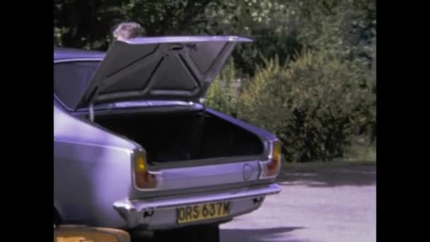1979年 昭和54年 5月イギリス ピトメデン70年代車のトランクシーンをロード — ストック動画
