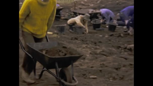 Dufftown United Kingdom May 1979 Archaeologists Dig Ground Scene 70S — Vídeos de Stock