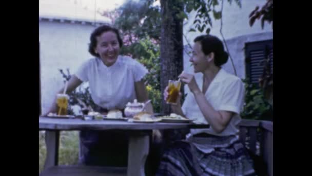 Saint George Bermuda May 1959 Woman Have Cooling Drink Garden — Vídeo de Stock