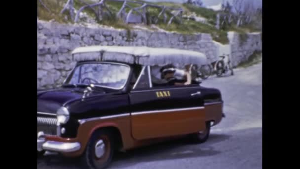 1959年 百慕大圣乔治 50年代 妇女走出加勒比出租汽车市场 — 图库视频影像