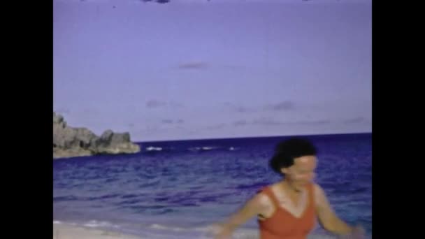 Saint George Bermuda Mai 1959 Frau Genießt Strandurlaub Den 50Er — Stockvideo