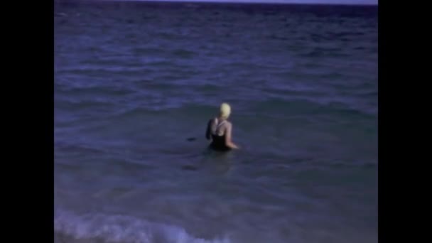 Aziz George Bermuda Mayıs 1959 Kadın Yıllarda Plaj Tatilinin Tadını — Stok video