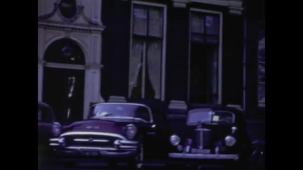 1955年 50年代的汽车停放在城里 — 图库视频影像