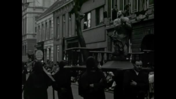 Брюссель Бельгія Квітня 1958 Історичні Кадри Християнської Релігійної Процесії Через — стокове відео