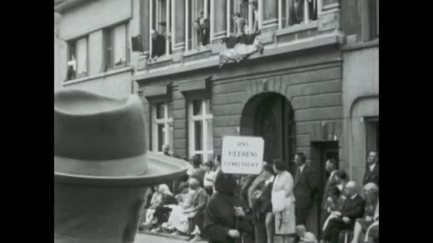 Brüksel Belçika Nisan 1958 Lerdeki Haç Sahnesiyle Hıristiyan Dini Geçit — Stok video