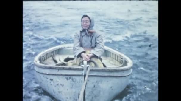 1948年 昭和23年 5月オランダ アムステルダム 40代の小さな船のシーンで航海する孤独な女 — ストック動画
