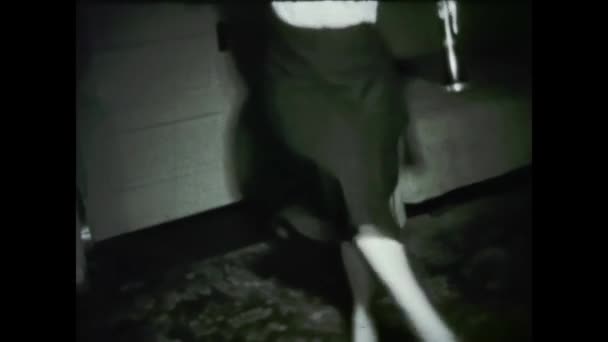 Amsterdam Hollanda Mayıs 1948 Kadın Yıllarda Evinde Dans Ediyor — Stok video