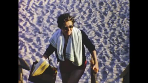 アメリカ合衆国チャタム1958年6月 1950年代の老婦人ビーチ休暇 — ストック動画
