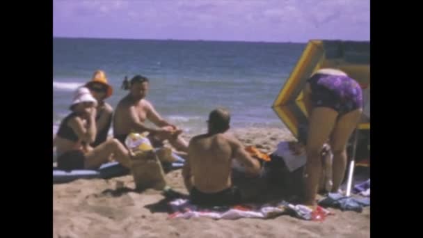 Майами Сша Июнь 1966 Пляжный Отдых Старая Сцена Семейных Воспоминаний — стоковое видео