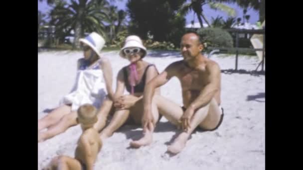 Майами Сша Июнь 1966 Пляжный Отдых Старая Сцена Семейных Воспоминаний — стоковое видео