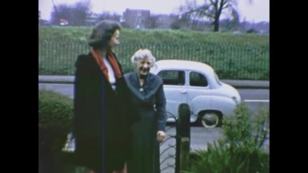 Liverpool Wielka Brytania Kwiecień 1966 Starsze Panie Wchodzą Scenę Domu — Wideo stockowe