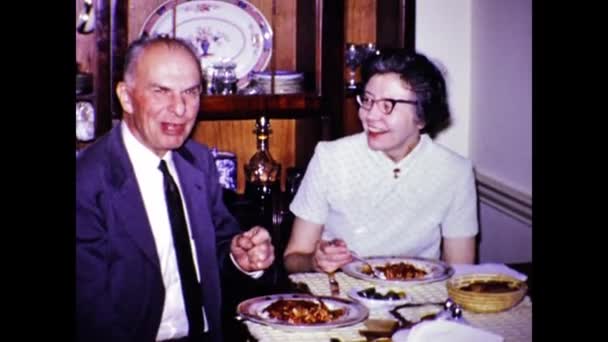 Londyn Wielka Brytania Może 1966 Seniorzy Jedzą Obiad Domu Latach — Wideo stockowe