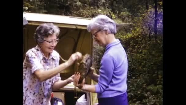 美国安纳波利斯可能是1966年 老太太们在60年代装上汽车后备箱 — 图库视频影像