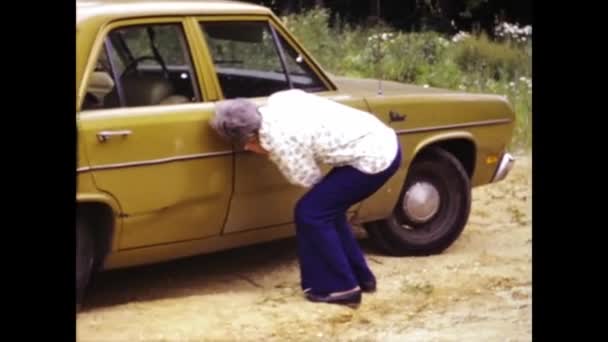 Annapolis Spojené Státy Americké May 1966 Žena Vloupání Automobilové Scény — Stock video