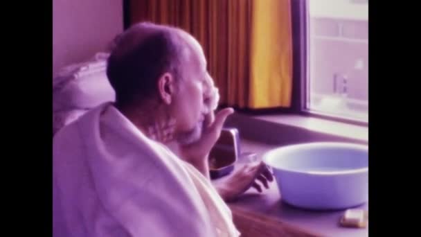 Miami Spojené Státy Mohou 1966 Smutný Muž Hospicu Dívá Okna — Stock video