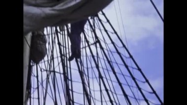 Baltimore, ABD Ağustos 1975: Denizciler 70 'lerdeki yelkenli gemi sahnesinin direğine tırmanıyor