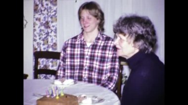 Baltimore, ABD 1975: Büyükanne doğum günü pastası aile anıları 70 'lerde