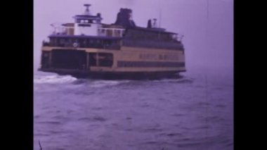 New York, ABD 1974: 70 'lerde New York sahnesinde Hudson Nehri üzerinde feribot kalkıyor