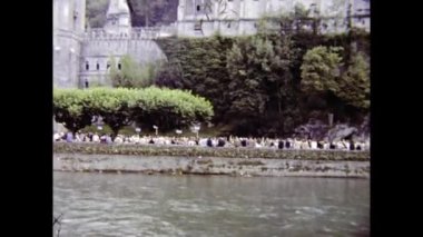 Lourdes, Fransa Haziran 1980: 80 'lerdeki hac sahnelerinde Lourdes halkı ve sadıklar