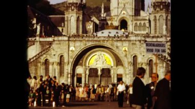 Lourdes, Fransa Haziran 1980: 80 'lerdeki hac sahnelerinde Lourdes halkı ve sadıklar