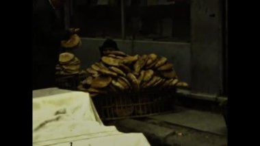 Kahire, Mısır Mart 1977: Kahire şehir manzarası ve 70 'lerdeki insanlarla sokak manzarası ve gerçek hayat sahneleri