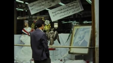 Kahire, Mısır Mart 1977: Kahire şehir manzarası ve 70 'lerdeki insanlarla sokak manzarası ve gerçek hayat sahneleri