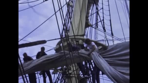 Baltimore Сша Аугуст 1975 Моряки Піднімаються Щоглу Вітрильного Корабля — стокове відео