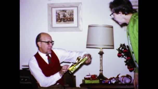 ワシントンDc 1975年8月 70年代に自宅でクリスマスプレゼントを交換する高齢者 — ストック動画