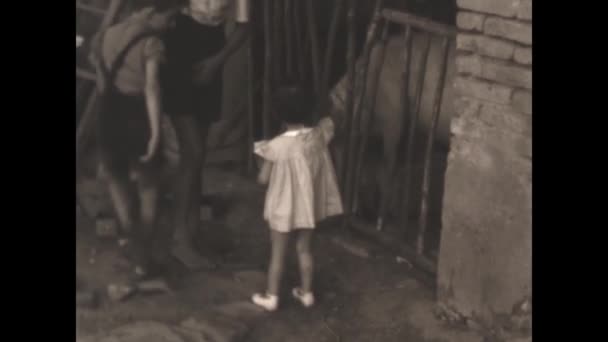 Rovigo Olaszország 1955 Június Gyermekparasztok Játszanak Olasz Vidéken 1950 Években — Stock videók
