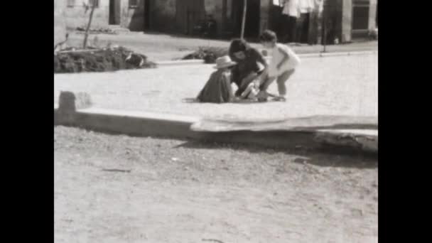 Rovigo Olaszország 1955 Június Gyermekparasztok Játszanak Olasz Vidéken 1950 Években — Stock videók