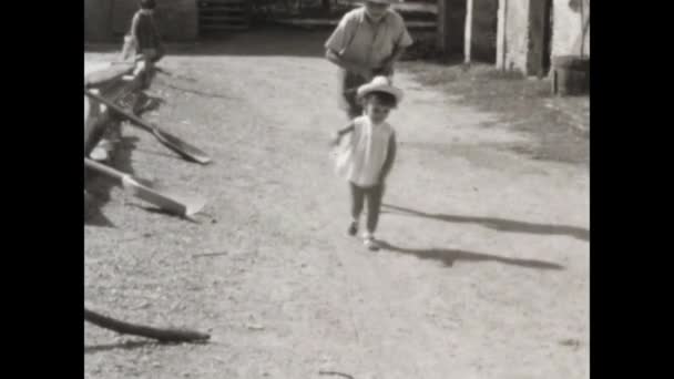 Rovigo Italy June 1955 Children Peasants Play Italian Countryside 1950S — Vídeos de Stock