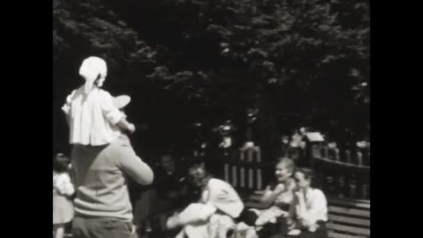1955年5月イタリア ドロミテ 50年代のドロミテ族の思い出 — ストック動画