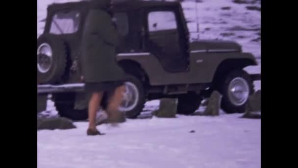 Orlando Estados Unidos Junho 1974 Mulher Com Carro Quebrado Neve — Vídeo de Stock
