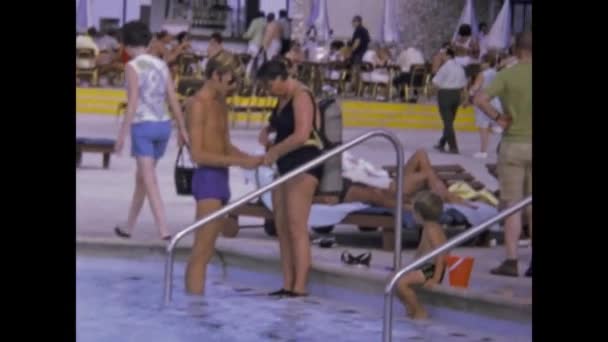 Miami Estados Unidos Junho 1975 Turistas Resort Tentam Mergulhar Cena — Vídeo de Stock