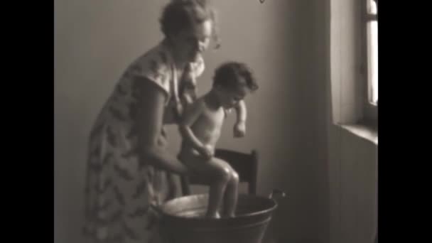 Dolomity Włochy Mogą 1955 Mama Kąpie Dziecko Basenie Scenie Lat — Wideo stockowe