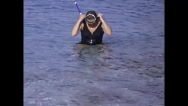 Miami Usa Juni 1975 Havssemester Kvinna Med Mask Scen Talet — Stockvideo