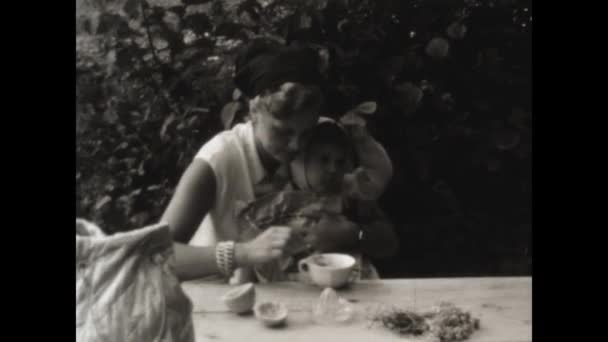 1955年 昭和30年 5月イタリア ドロミテ 50歳のピクニックシーンで屋外で子供に餌を与える — ストック動画