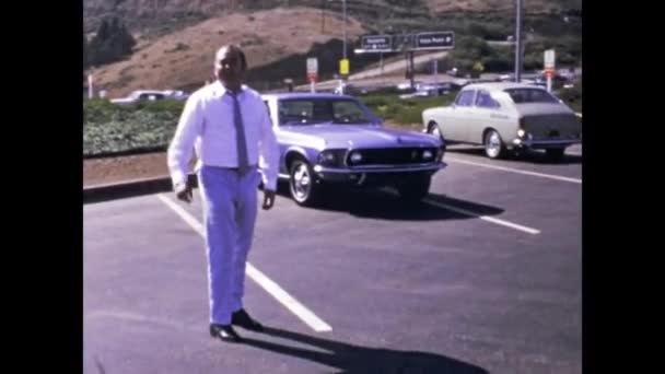 1974年 昭和49年 サンフランシスコ市内で70年代フォード マスタングのシーンを持つ男 — ストック動画