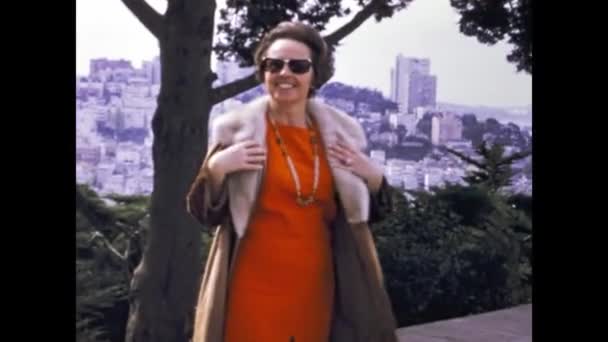 San Francisco Spojené Státy Americké May 1974 Žena Procházka Městě — Stock video