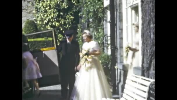 美国华盛顿特区可能是1946年 40年代的婚礼在车里举行 1940年代的婚礼场景 — 图库视频影像